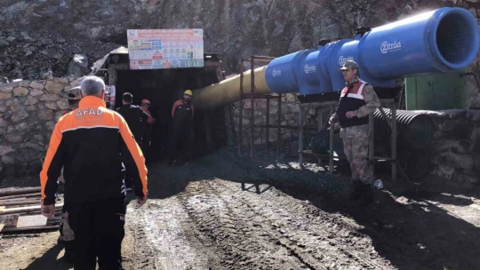 (Düzeltme) Elazığ'da maden ocağında göçük: 3 işçi kurtarıldı, 1 işçi göçük altında
