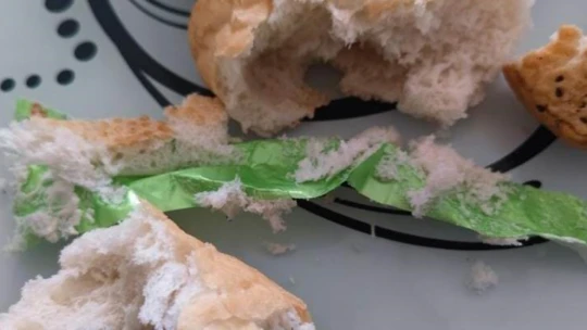 Ekmek diye aldı, içinden naylon çıktı