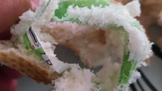 Ekmek diye aldı, içinden naylon çıktı