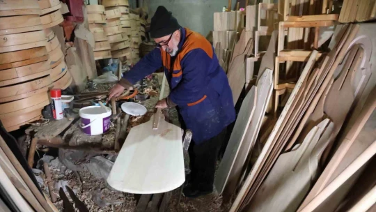 Ekmek teknesinde 25 yıldır ahşaba şekil veriyor