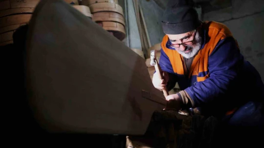 Ekmek teknesinde 25 yıldır ahşaba şekil veriyor