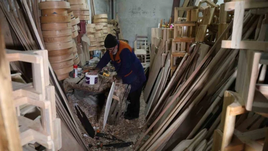 Ekmek teknesinde 25 yıldır ahşaba şekil veriyor