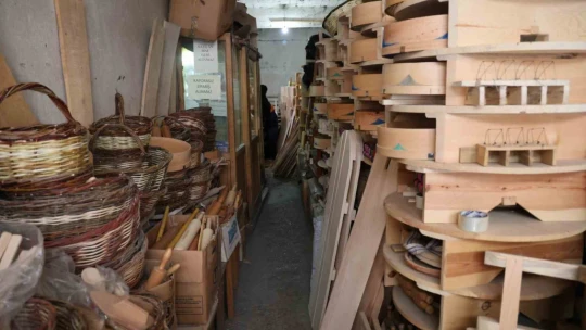 Ekmek teknesinde 25 yıldır ahşaba şekil veriyor