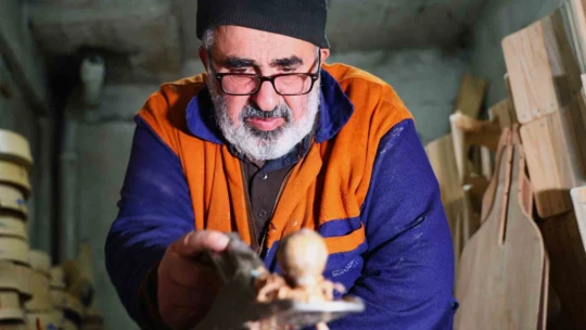 Ekmek teknesinde 25 yıldır ahşaba şekil veriyor