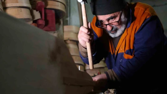 Ekmek teknesinde 25 yıldır ahşaba şekil veriyor