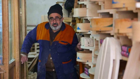 Ekmek teknesinde 25 yıldır ahşaba şekil veriyor