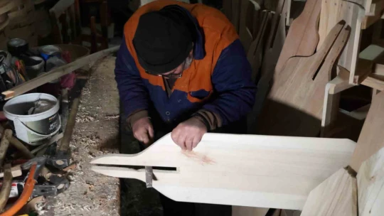 Ekmek teknesinde 25 yıldır ahşaba şekil veriyor