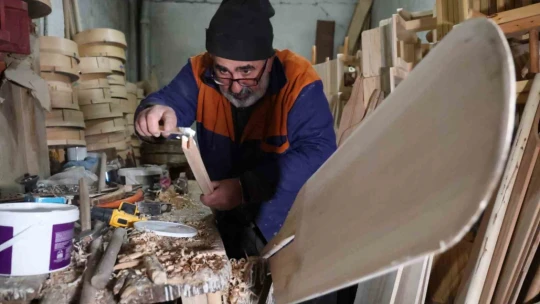 Ekmek teknesinde 25 yıldır ahşaba şekil veriyor