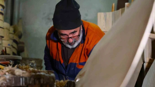 Ekmek teknesinde 25 yıldır ahşaba şekil veriyor