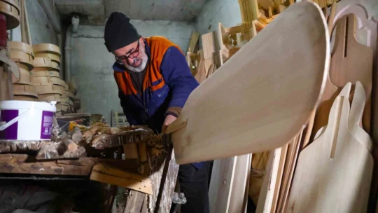 Ekmek teknesinde 25 yıldır ahşaba şekil veriyor