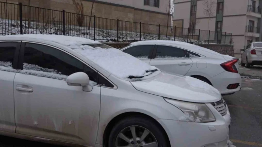 Elazığ'a yeni yılın ilk karı düştü