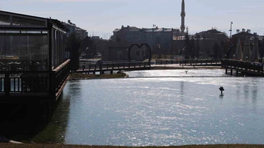 Elazığ buz kesti, süs havuzları dondu