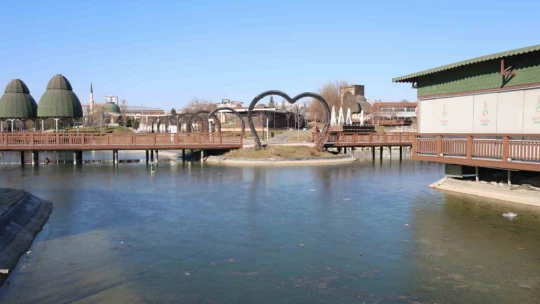 Elazığ buz kesti, süs havuzları dondu