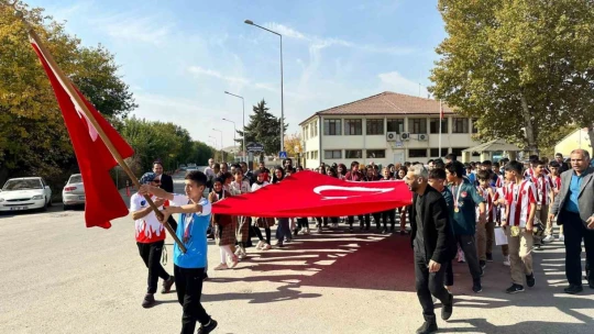Elazığ'da '100. yılında Cumhuriyet' yarışmasında dereceye giren öğrencileri ödüllendirdi