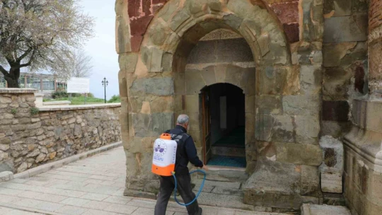 Elazığ'da  camiler ve türbeler gül suyu ile yıkanıyor