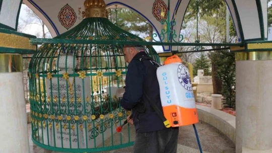 Elazığ'da  camiler ve türbeler gül suyu ile yıkanıyor