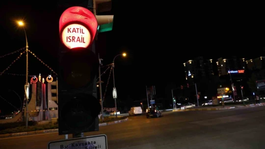 Elazığ'da 'Özgür Kudüs' çağrısı trafik ışıklarında