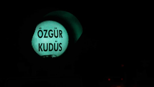 Elazığ'da 'Özgür Kudüs' çağrısı trafik ışıklarında