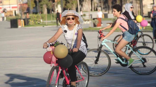 Elazığ'da 'Süslü Kadınlar' pedal çevirdi