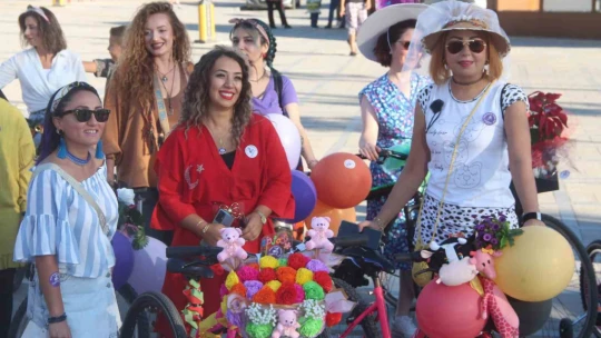 Elazığ'da 'Süslü Kadınlar' pedal çevirdi