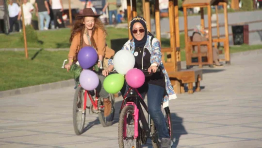 Elazığ'da 'Süslü Kadınlar' pedal çevirdi