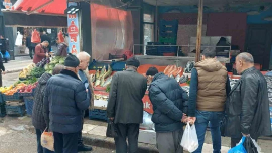Elazığ'da 1 metre 74 santimetrelik dev orkinos yoğun ilgi gördü