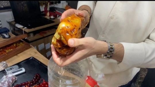 Elazığ'da 2 bin yıllık kehribar taşı tespih yapılması için suda bekletiliyor