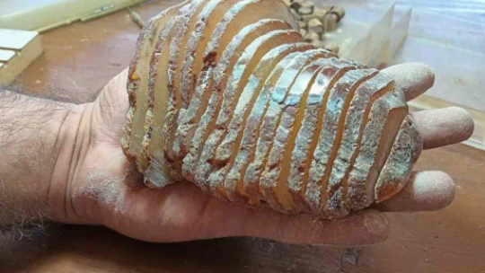 Elazığ'da 2 bin yıllık kehribar taşı tespih yapılması için suda bekletiliyor