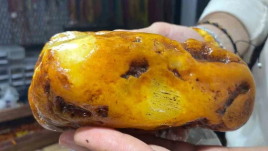 Elazığ'da 2 bin yıllık kehribar taşı tespih yapılması için suda bekletiliyor