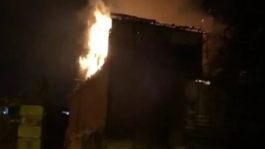 Elazığ'da 2 katlı binanın çatısı alev alev yandı