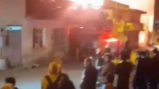 Elazığ'da 2 katlı binanın çatısı alev alev yandı