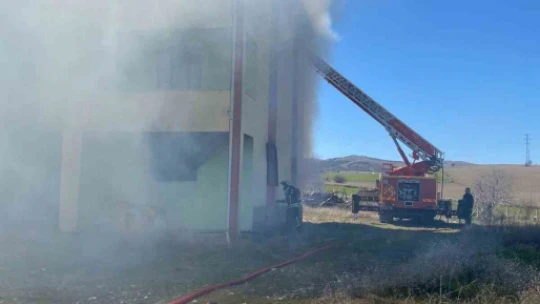 Elazığ'da 3 katlı binada korkutan yangın