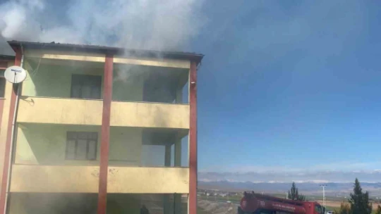 Elazığ'da 3 katlı binada korkutan yangın