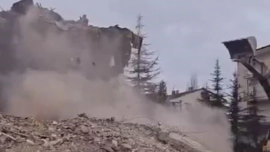 Elazığ'da 4 katlı bina korna sesi ile yıkıldı