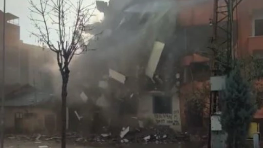 Elazığ'da 4 katlı bina tek dokunuşla yıkıldı