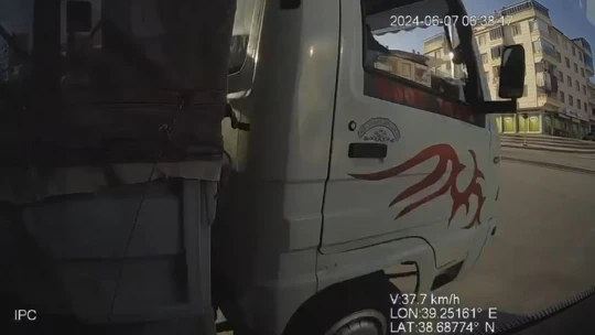 Elazığ'da 9 kişinin yaralandığı kaza güvenlik kamerasına yansıdı