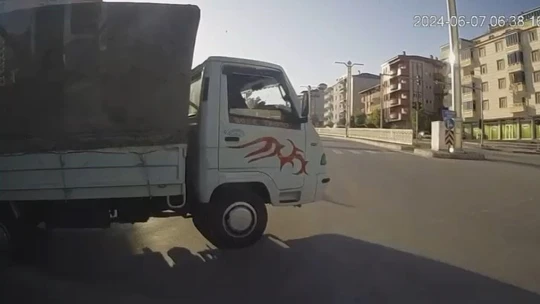 Elazığ'da 9 kişinin yaralandığı kaza güvenlik kamerasına yansıdı