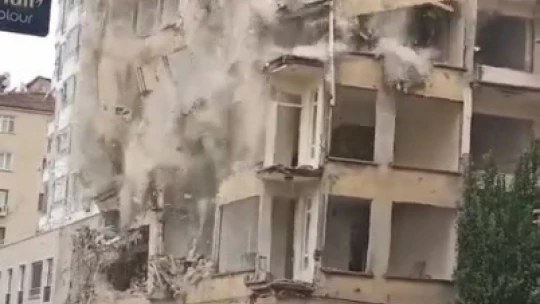 Elazığ'da ağır hasarlı 6 katlı bina korna sesi ile yıkıldı