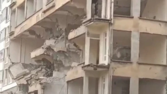 Elazığ'da ağır hasarlı 6 katlı bina korna sesi ile yıkıldı