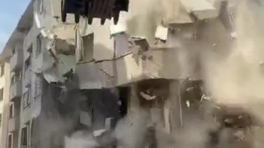 Elazığ'da ağır hasarlı bina korna sesi ile yıkıldı