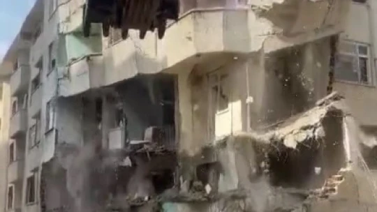 Elazığ'da ağır hasarlı bina korna sesi ile yıkıldı