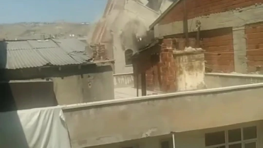 Elazığ'da ağır hasarlı bina tek dokunuşla yerle bir oldu