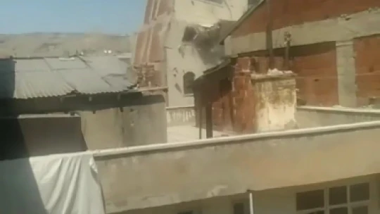 Elazığ'da ağır hasarlı bina tek dokunuşla yerle bir oldu