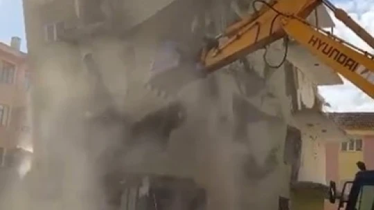 Elazığ'da ağır hasarlı bina tek dokunuşla yerle bir oldu