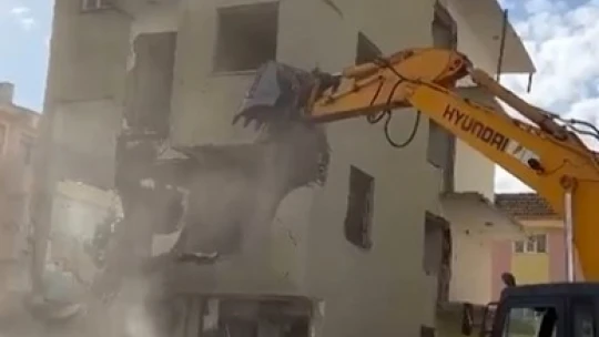 Elazığ'da ağır hasarlı bina tek dokunuşla yerle bir oldu