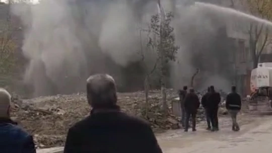 Elazığ'da ağır hasarlı bina tek dokunuşla yıkıldı