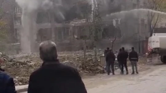 Elazığ'da ağır hasarlı bina tek dokunuşla yıkıldı