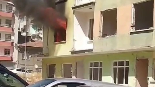 Elazığ'da ağır hasarlı binada yangın