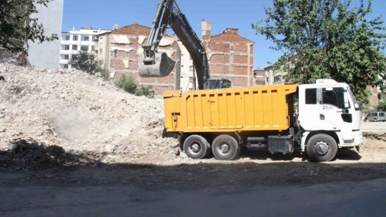 Elazığ'da ağır hasarlı binaların yıkımı devam ediyor