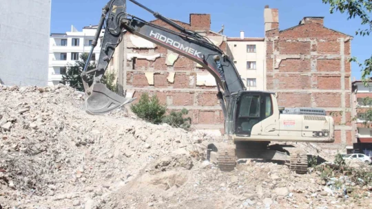 Elazığ'da ağır hasarlı binaların yıkımı devam ediyor